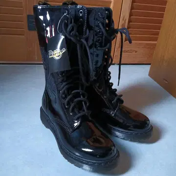 닥터마틴 에나멜 부츠 14홀 24.5cm 새상품