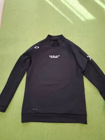 오클리 스컬 모크넥 긴팔
