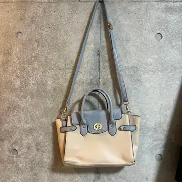 베이지와 스카이블루 숄더백