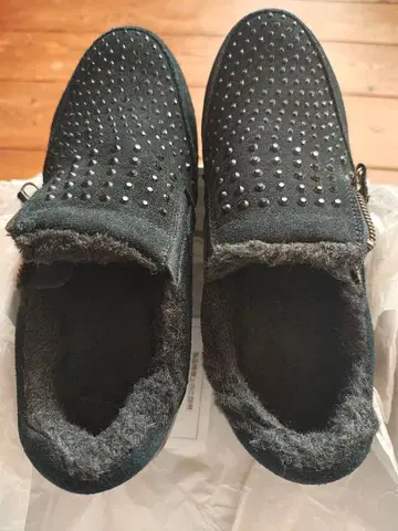 스터드 장식 블랙 스웨이드 어그 부츠