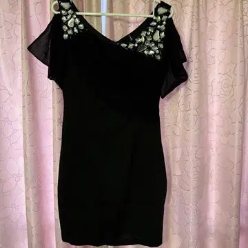 비쥬 장식 블랙 드레스