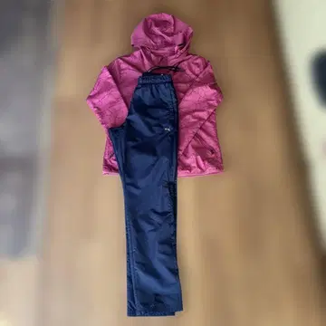 핑크 자켓과 네이비 팬츠 셋업