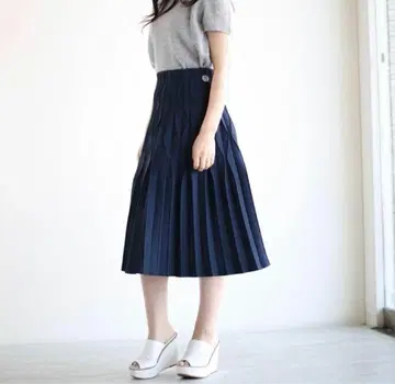 보더스 앳 발코니 플리츠 스커트 네이비 로고 자수