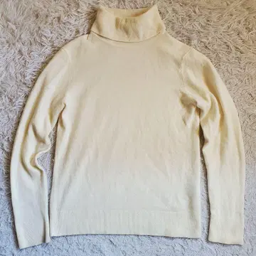 새상품급 UNIQLO 캐시미어 100% 터틀넥 스웨터 아이보리 M
