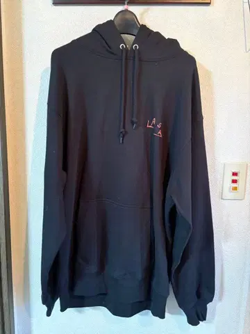 LASA LOVE ALL SERVE ALL 후드티 블랙