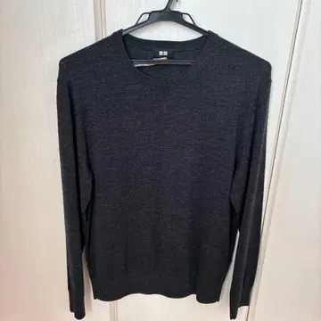 다크 그레이 크루넥 니트 유니클로 M 사이즈