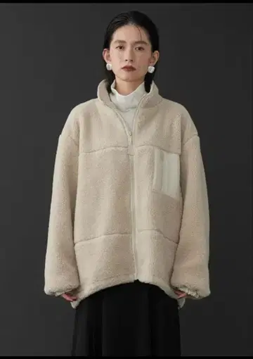 베이지 플리스 자켓 지퍼 포함