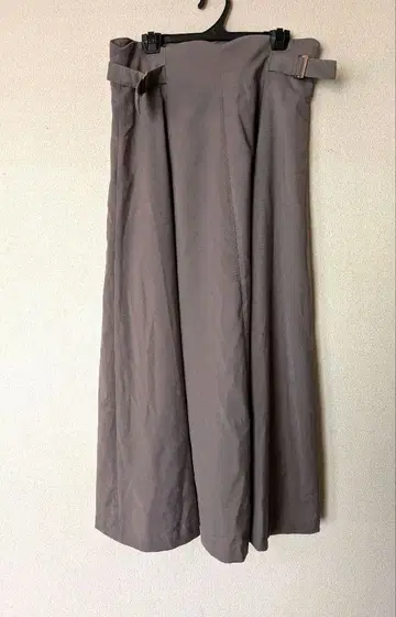 [ Couture Brooch ] 스칼라 허리 사이드 벨트 패널 스커트