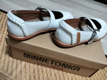 MINNETONKA 화이트 플랫슈즈 7