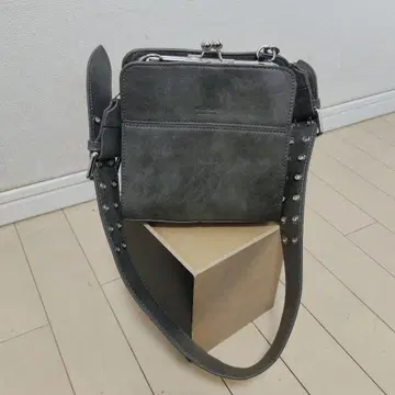 MOUSSY 스터드 부착 숄더백 그레이