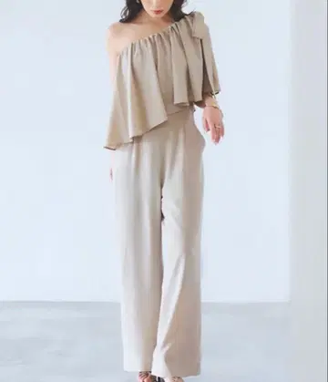 anuans 원숄더 프릴 올인원 베이지 S 새상품