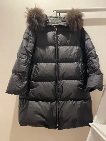 후드 부착 블랙 다운 자켓