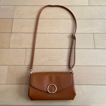 브라운 링 포함 숄더백