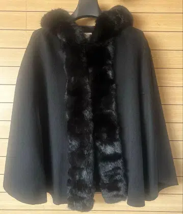 [새상품급] 캐시미어 혼방 후드 부착 케이프 판초 블랙