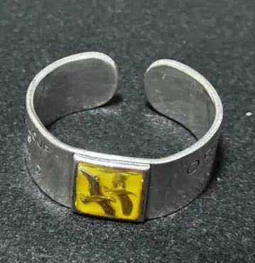 2개의 갈매기 모양 옐로우 컬러 에나멜 면을 가진 커프 팔찌