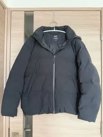 유니클로 심리스 다운 파카 블랙 M 사이즈 새상품급