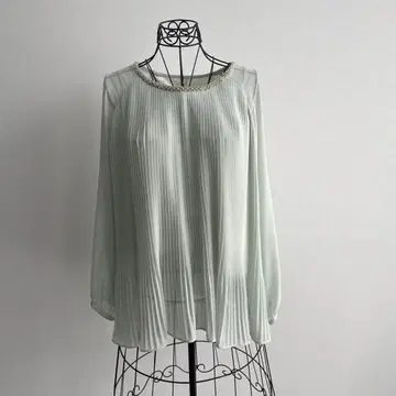 비쥬 달린 블라우스