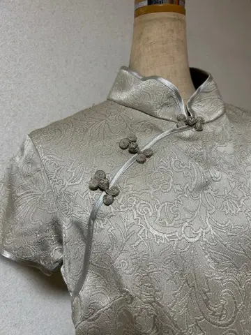 실버 자수 차이나 드레스 반팔 무릎 기장