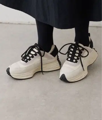 비어즐리 라이트 쿠션 스니커즈 24.0cm