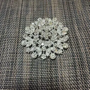 꽃 모티브 메탈 브로치 크리스탈 장식