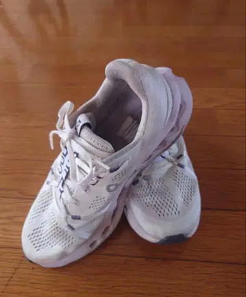 ON 화이트 메쉬 스니커즈 USM9.5