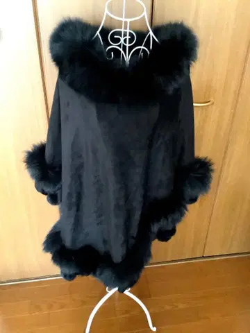 퍼 달린 블랙 케이프