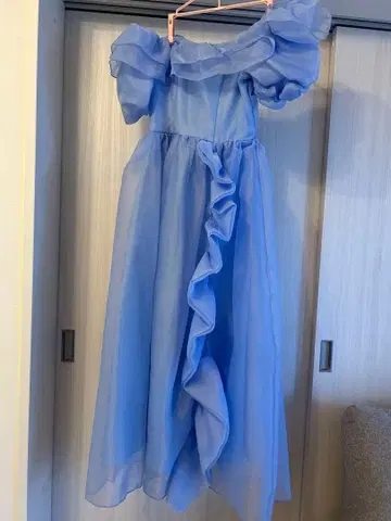 스카이블루 오프숄더 드레스