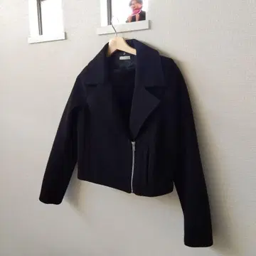 퍼 달린 블랙 라이더 자켓