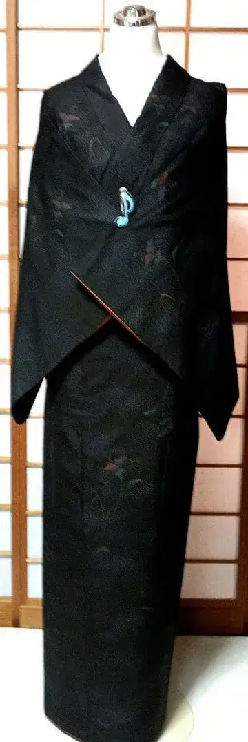 순수 실크 츠무기 기모노 블랙 플라워 무늬 할인 가능