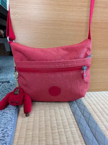 새상품급 kipling 숄더백 (몽키 참)