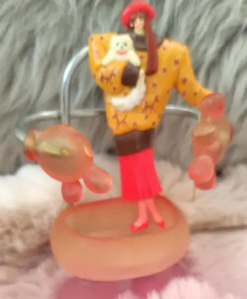 여성과 강아지 브로치