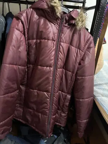 버건디 다운 자켓 후드 부착