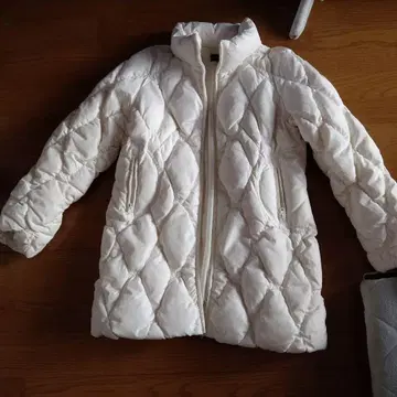 화이트 퀼팅 다운 자켓