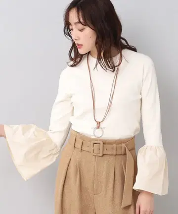 이소재 소매 플레어 니트 M 사이즈 언타이틀 아이보리 화이트