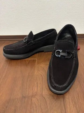 페라가모 스웨이드 로퍼