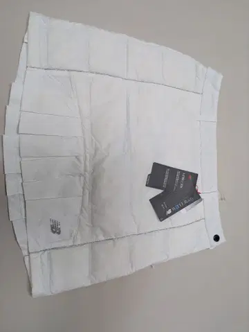 new balance 화이트 플리츠 스커트