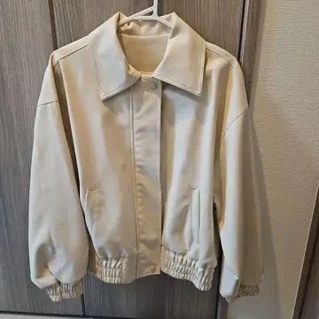 크림색 봄버 자켓 합성 피혁