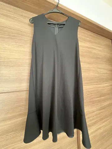 YOKO CHAN V넥 페플럼 슬리브리스 원피스