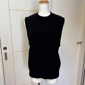블랙 슬리브리스 니트 베스트