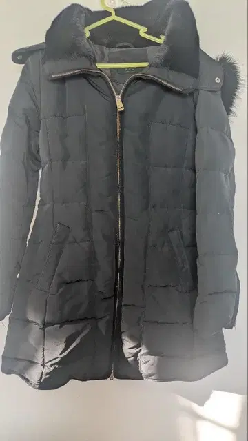 ZARA 퍼 달린 블랙 다운 자켓
