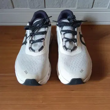 On 화이트 스니커즈