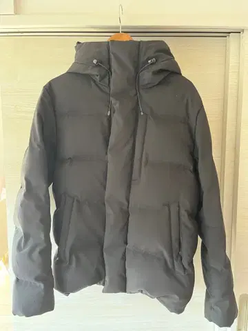 JUNRED 블랙 다운 자켓 후드 부착