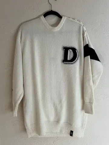 더블 스탠다드 D 자수 화이트 긴팔 니트 스웨터