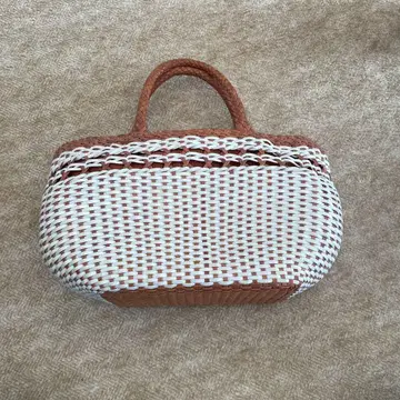 브라운과 화이트의 토트백