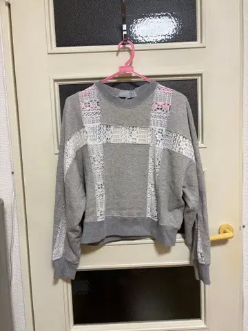 민트 디자인스/레이스 절개 맨투맨