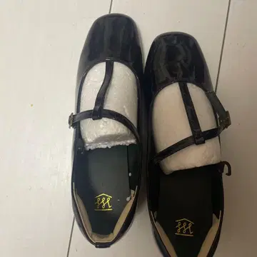 펠리시모 미술관에 신고 가고 싶은 T 스트랩 슈즈