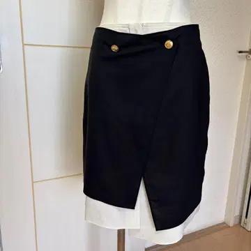 EENK 블랙 랩스커트 골드 컬러 버튼