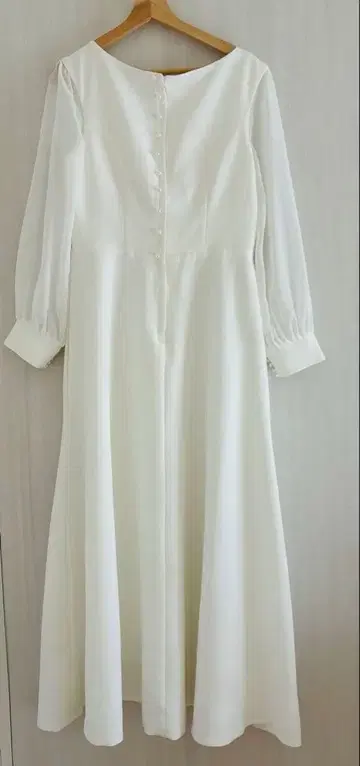 화이트 웨딩 드레스 V넥 퍼프 슬리브