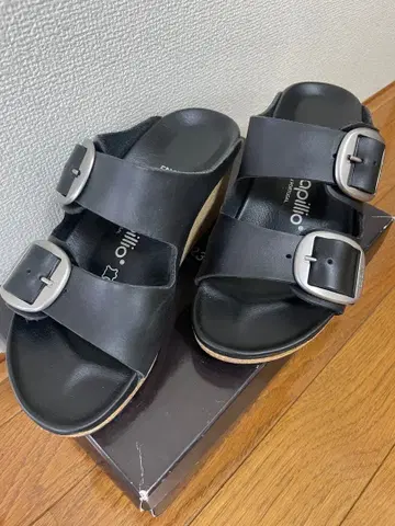 파필리오 더블 버클 블랙 웨지 샌들