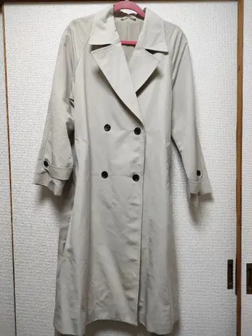 GU 라이트 베이지 더블 브레스트 트렌치코트